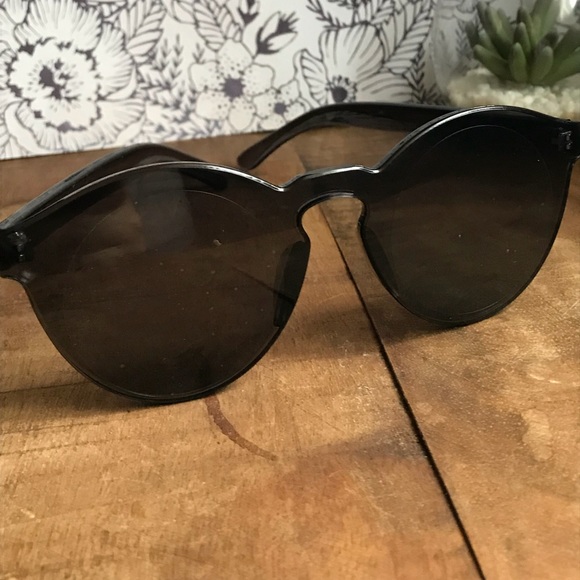 Black frameless sunglasses with case - Picture 3 of 6